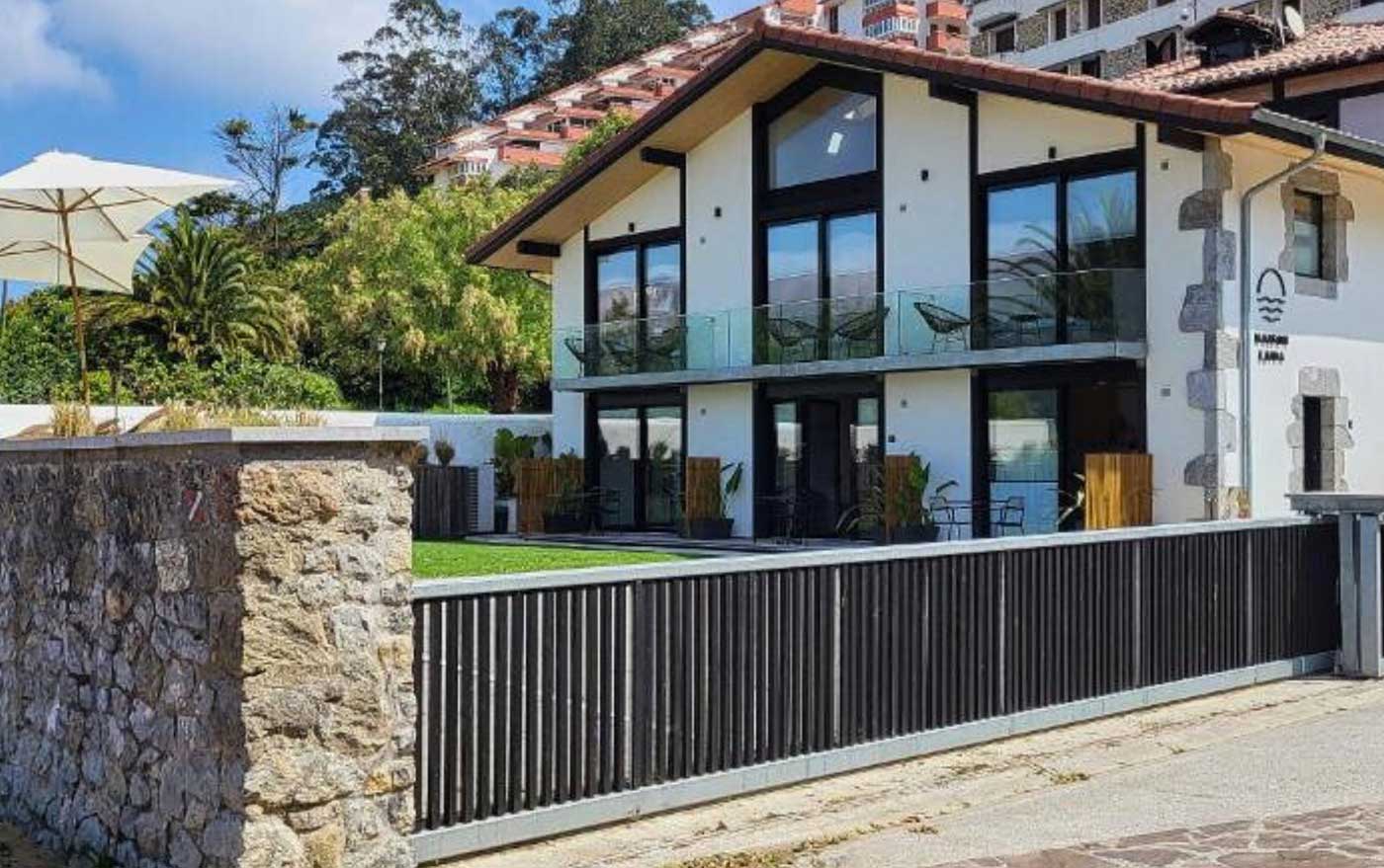 En Maison Laida, la naturaleza entra en la habitación