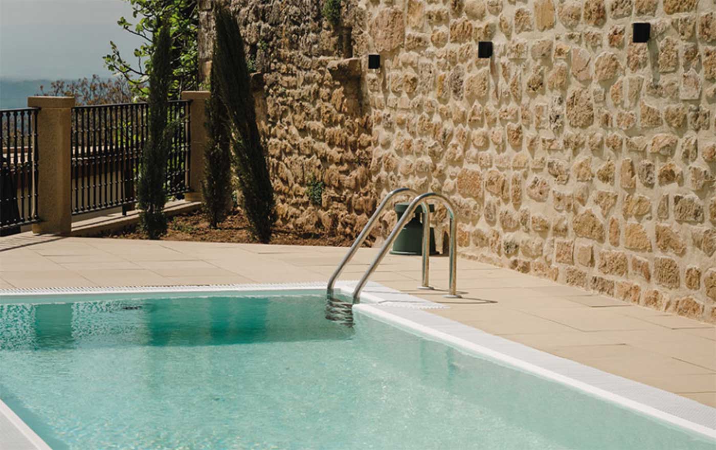 Piscina exterior con vistas en hotel boutique Mirador de Deyo