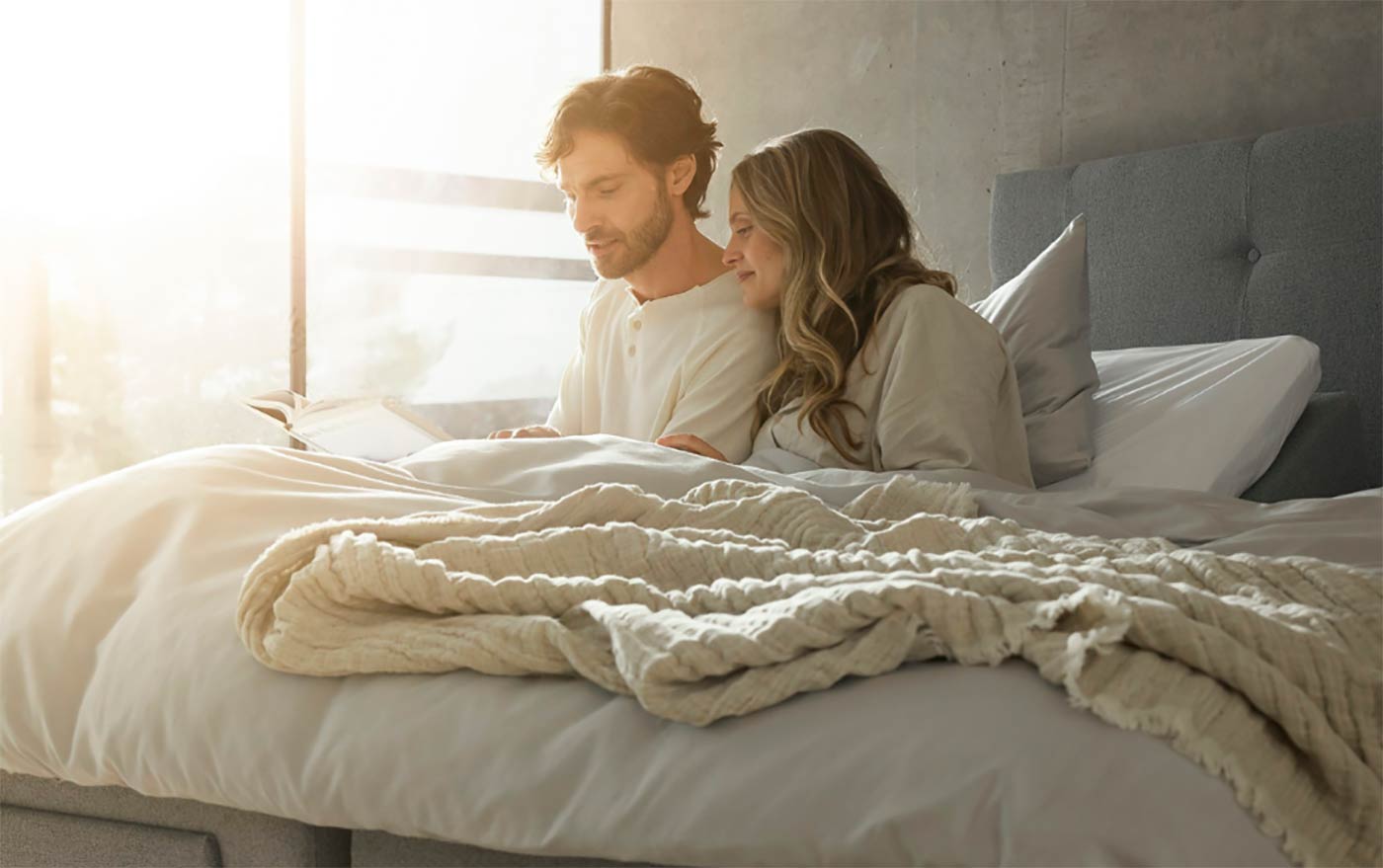 Sujeción y postura adecuada para leer en una cama articulada