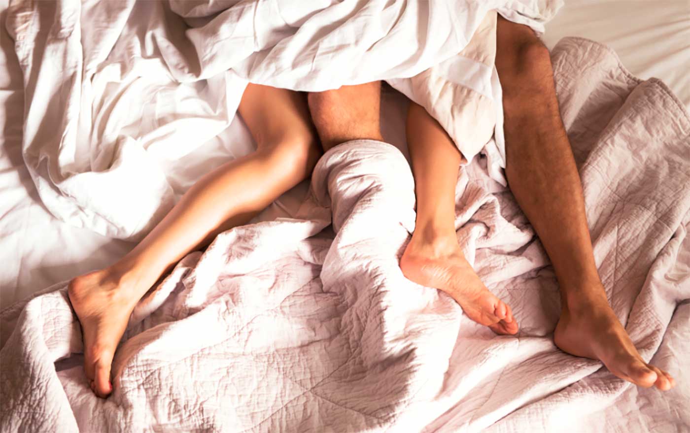 Dormir desnudo en pareja potencia la libido