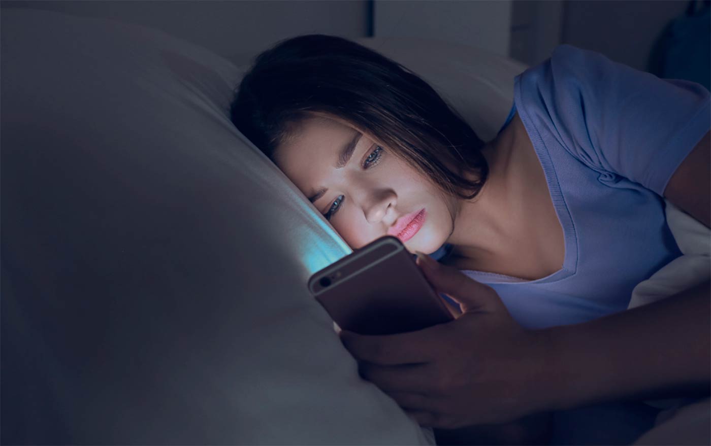 El uso de dispositivos electrónicos antes de dormir afecta al sueño de los adolescentes