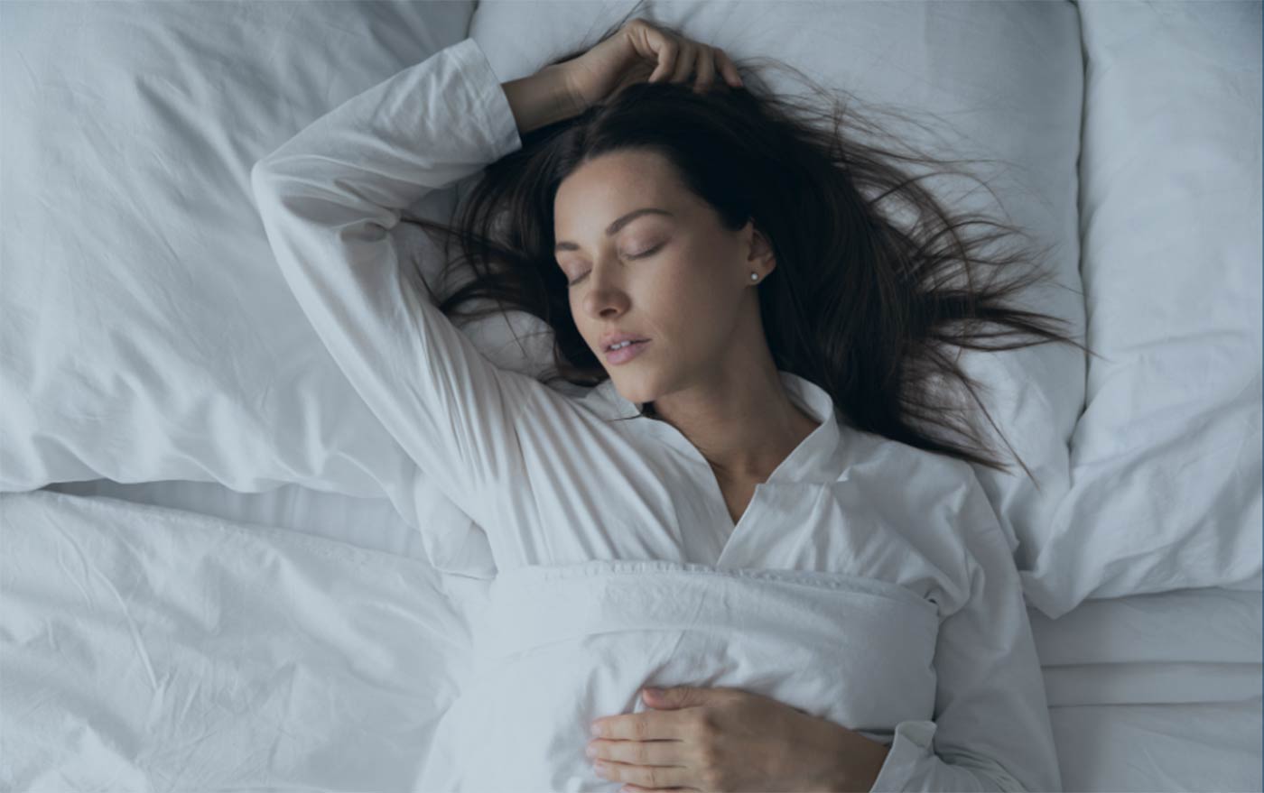 Si duermes boca arriba, elige una almohada con altura y firmeza media