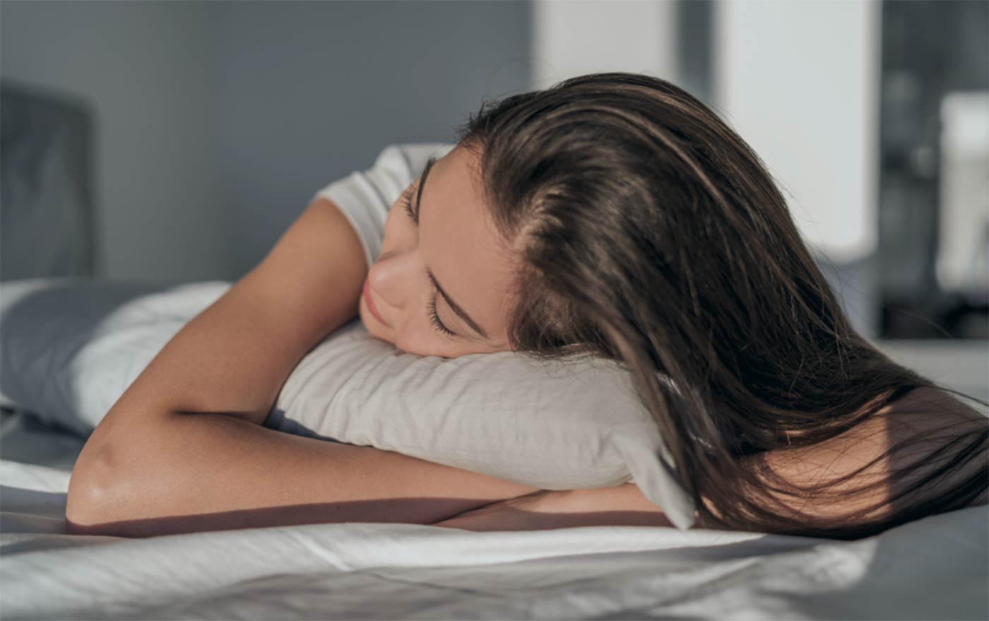 Si duermes boca abajo, elige una almohada de altura baja y firmeza blanda