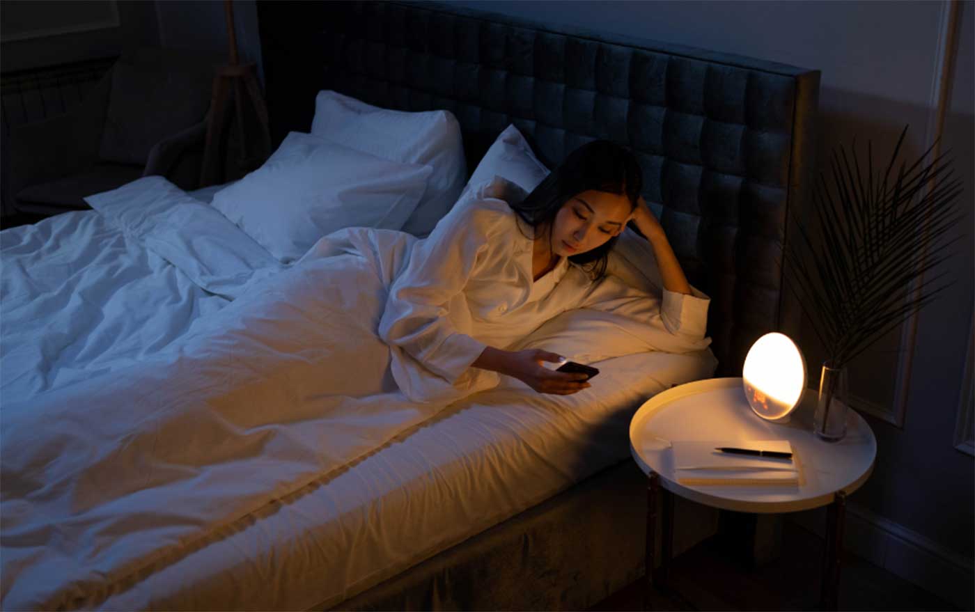 El uso de pantallas antes de dormir interfiere con un descanso reparador