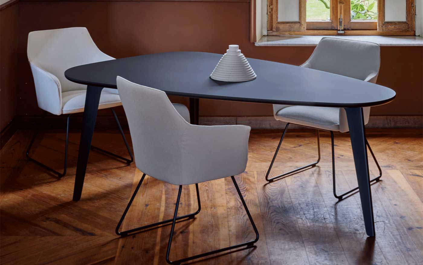 Mesa Leolux Bondi. Donde la forma fluye con la función Mesa Leolux Bondi. Donde la forma fluye con la función